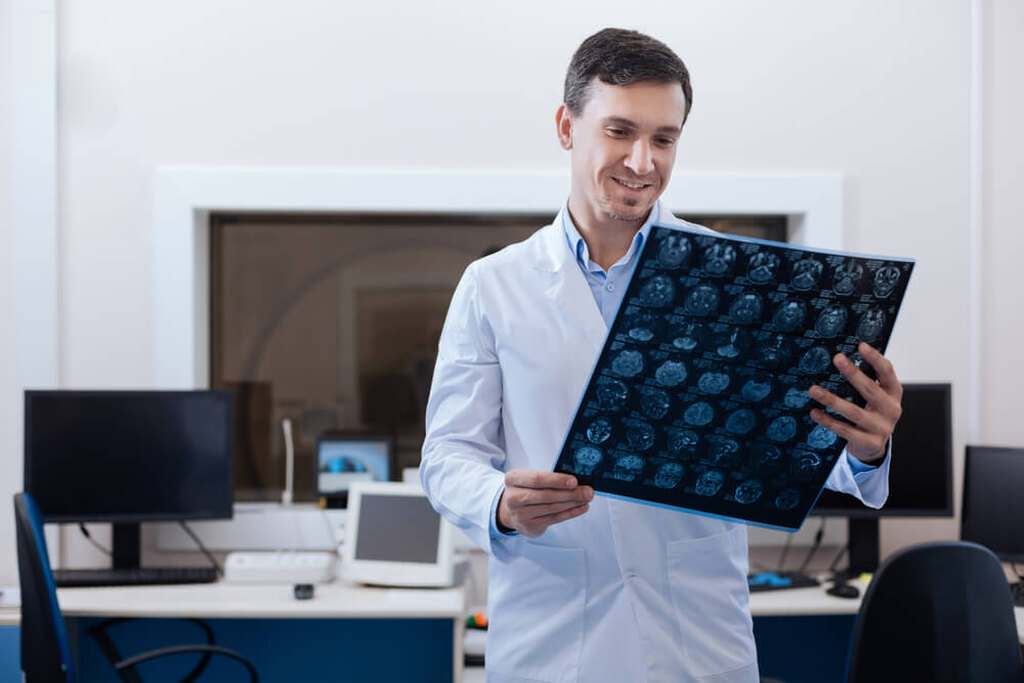 Rapaz representando a produtividade do radiologista