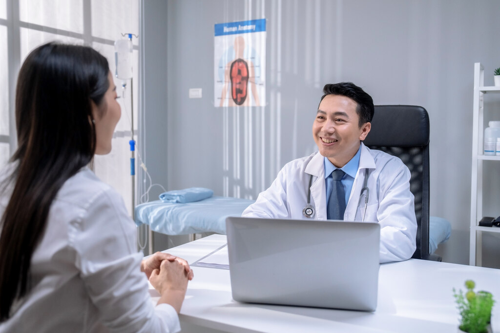 Médico e paciente falando sobre a mamografia digital