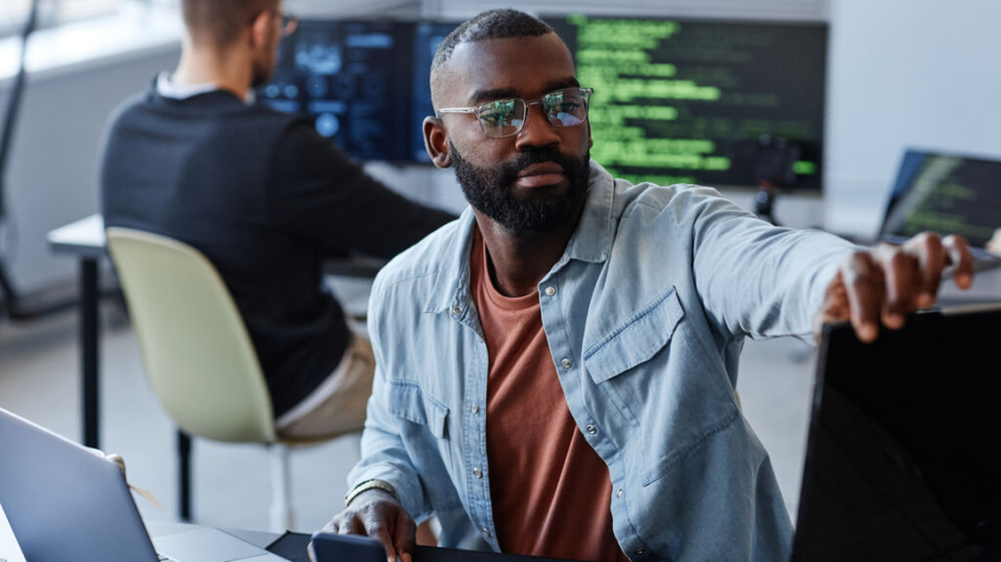 Dono da empresa escolhendo o melhor pc para empresa