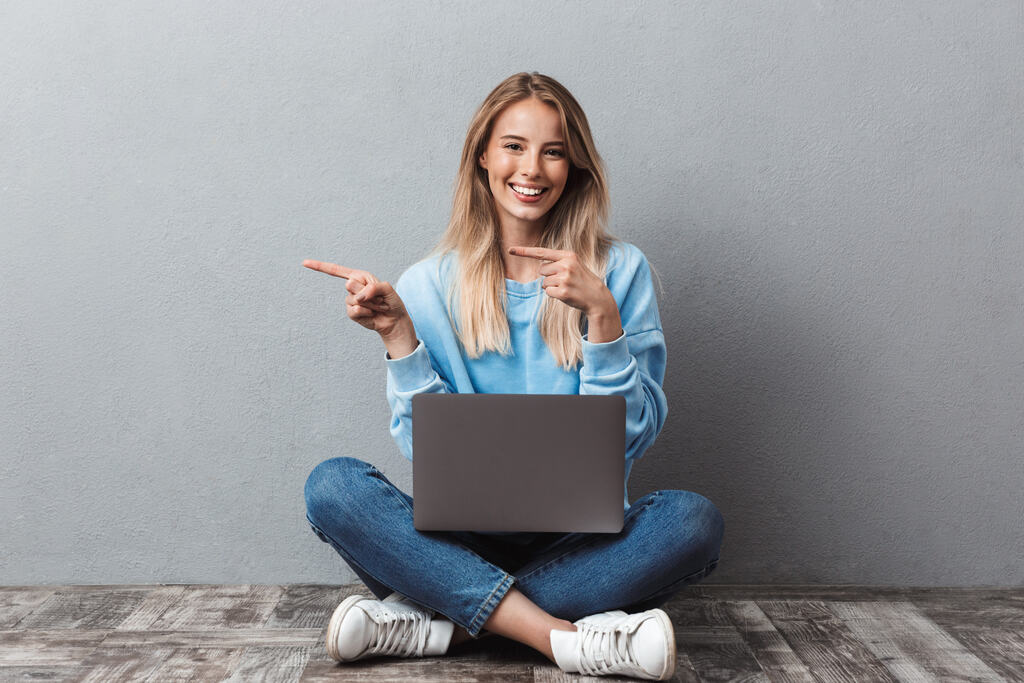 Mulher pensando sobre qual a melhor marca de pc para comprar