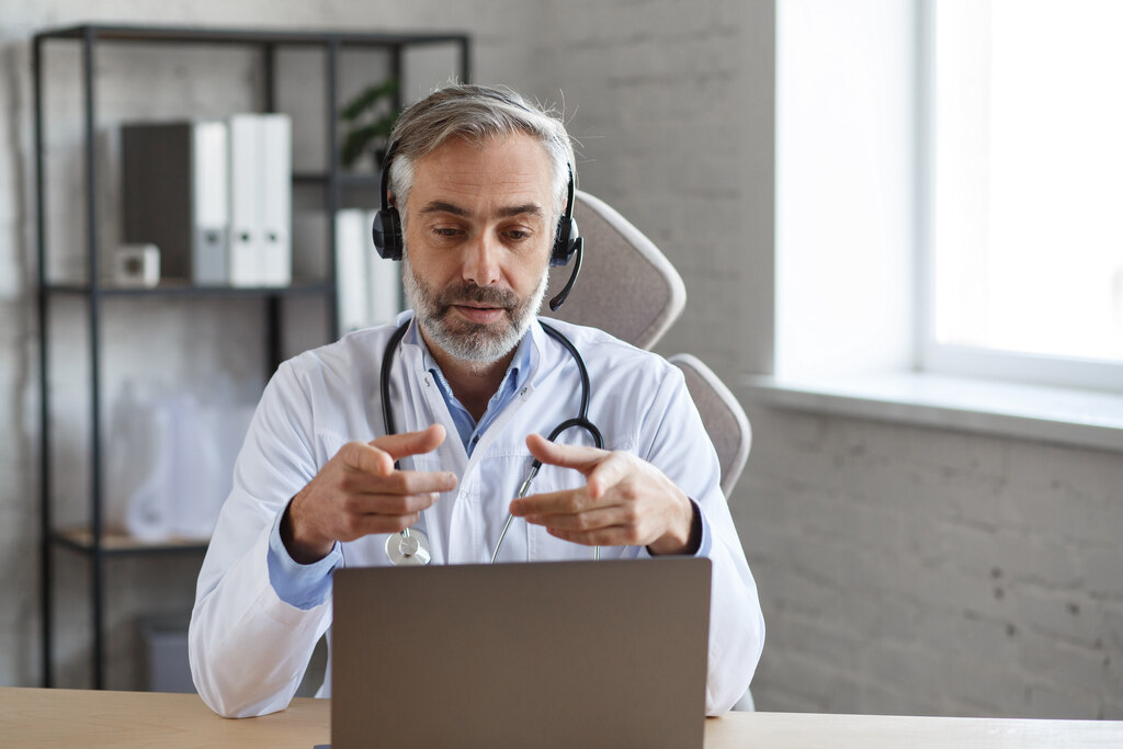 Médico usando a telemedicina integrada