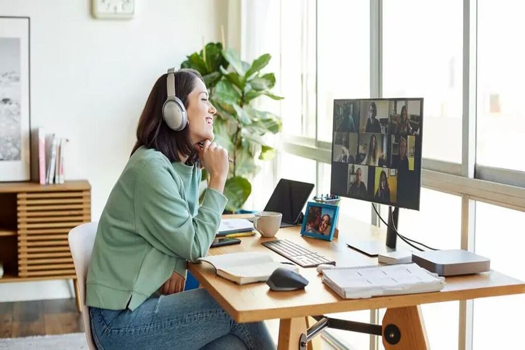 Profissional em casa cuidando da segurança da informação no home office