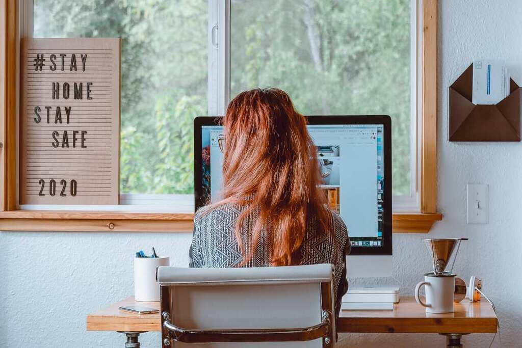 Profissional em casa fazendo a segurança da informação no home office