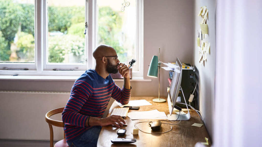 Profissional cuidando da segurança da informação no home office